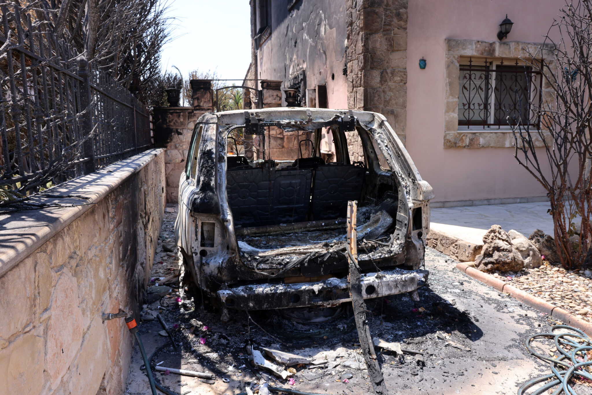 Ο μέχρι στιγμής απολογισμός: Στάχτη σχεδόν 200 κατοικίες, καμένα 120 οχήματα