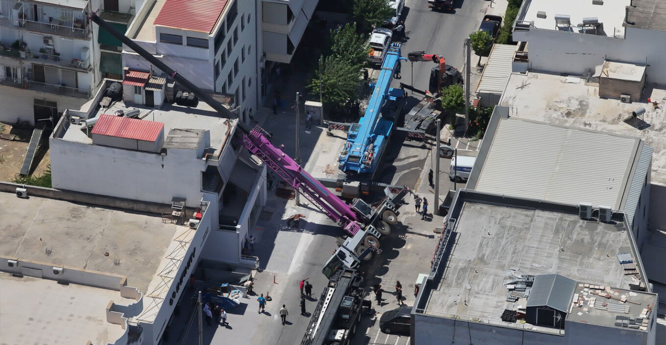 ΒΙΝΤΕΟ: Σκηνές πανικού στο Περιστέρι, γερανός έπεσε στο σπίτι γυναίκας