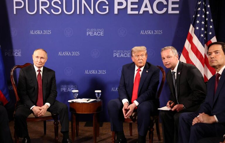 Ξεκίνησε η κρίσιμη συνάντηση Τραμπ-Πούτιν για το Ουκρανικό