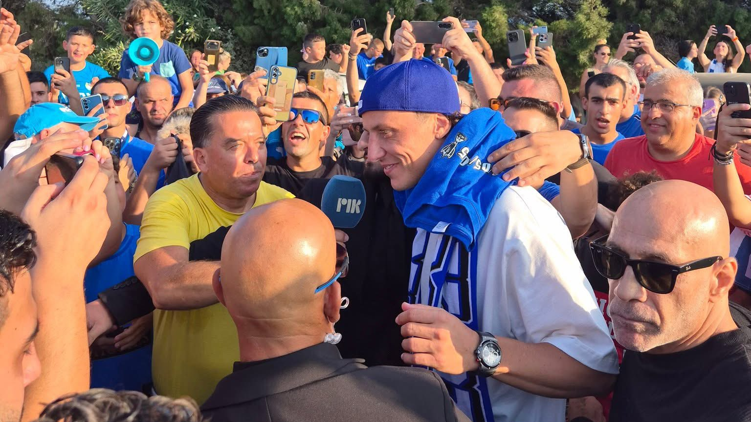 Έφτασε για την Πάφο ο Νταβίντ Λουίζ: Κοσμοσυρροή στο αεροδρόμιο, περιμένουν να κάνουν… σεισμό για τον Βραζιλιάνο σούπερ σταρ (ΦΩΤΟ)