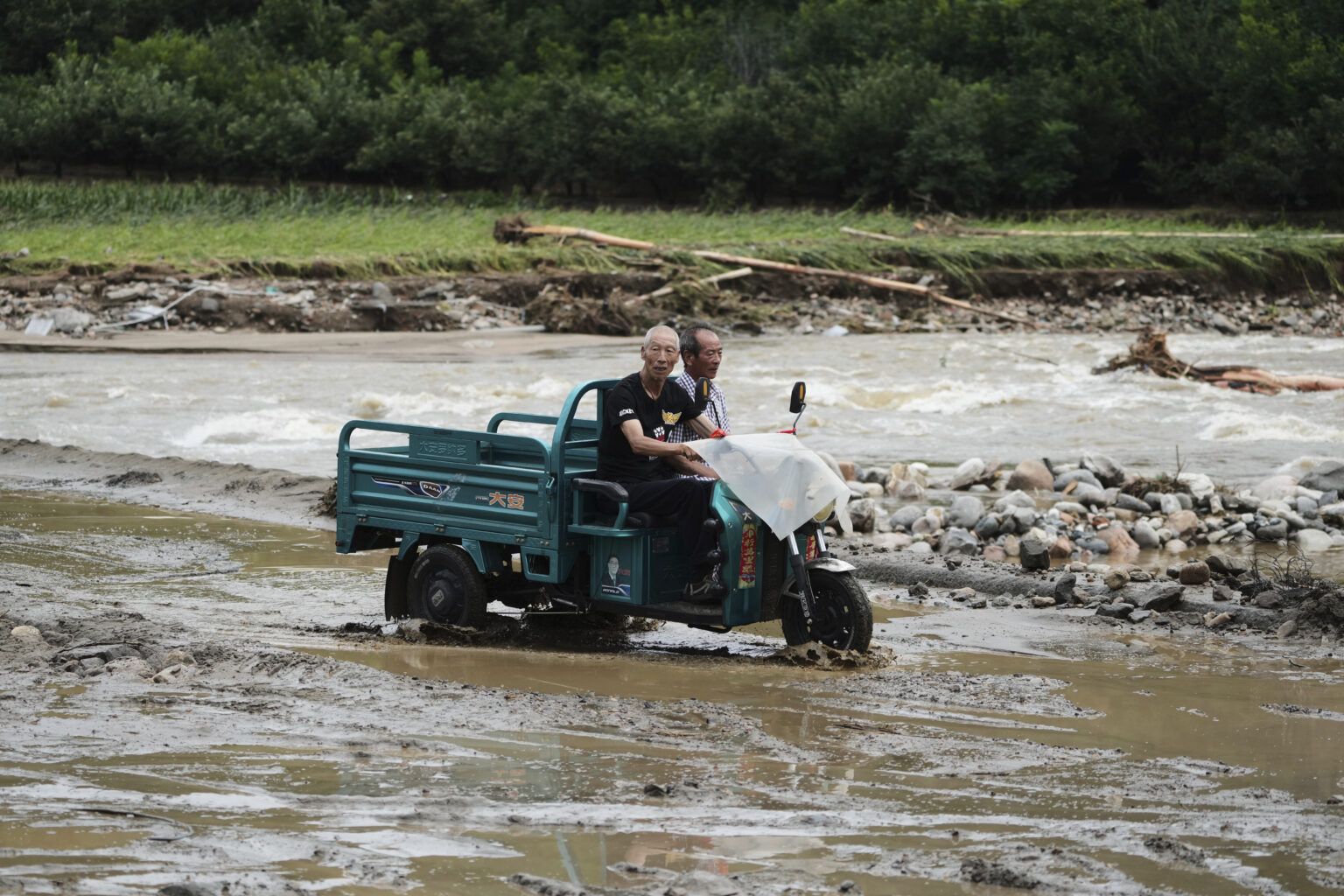 Φονικές πλημμύρες στη βόρεια Κίνα: Εννέα εκδρομείς έχασαν τη ζωή τους