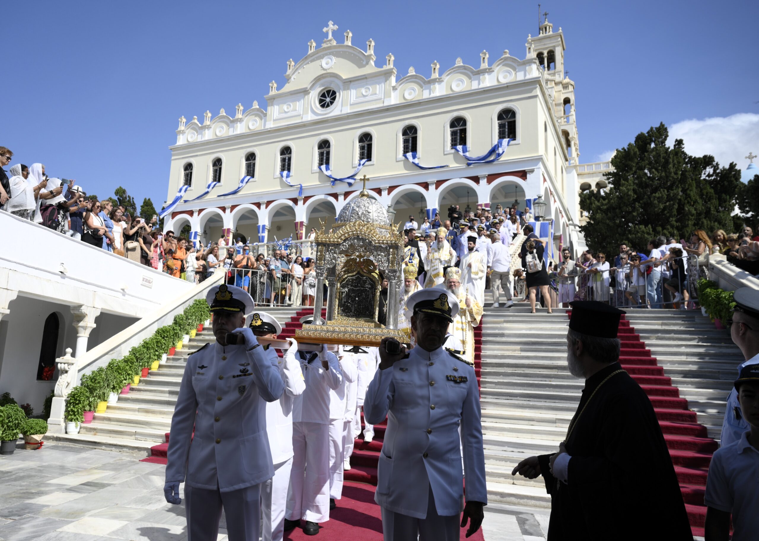 ΒΙΝΤΕΟ: Χιλιάδες πιστοί στην Παναγία της Τήνου