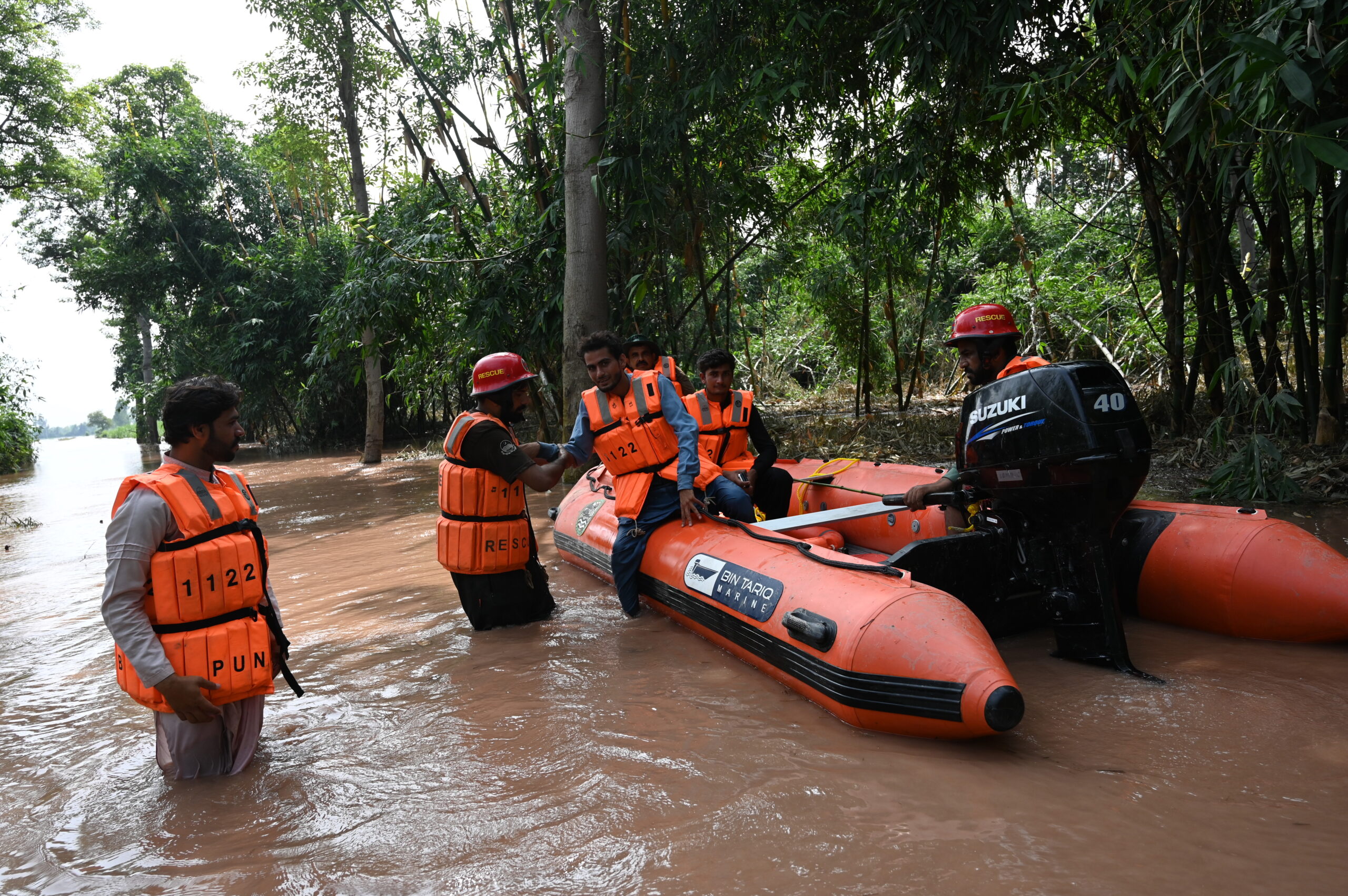 Πέραν του 1 εκατ. άνθρωποι απομακρύνονται από τα σπίτια τους στο Πακιστάν λόγω πλημμυρών