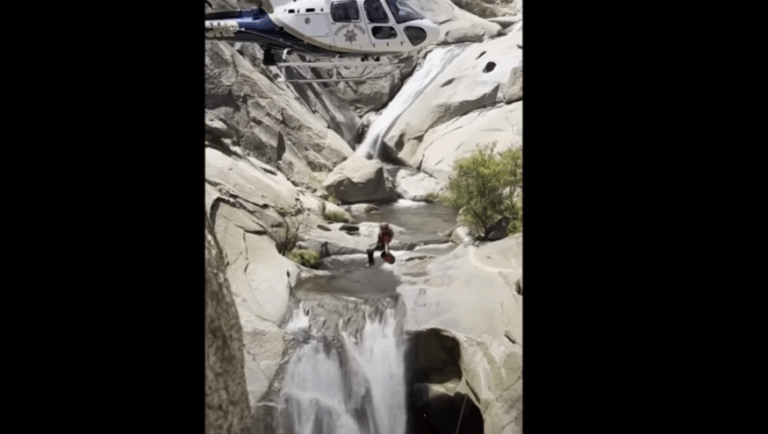 Καλιφόρνια: Αστυνομικοί έσωσαν άνδρα που είχε παγιδευτεί πίσω από καταρράκτη