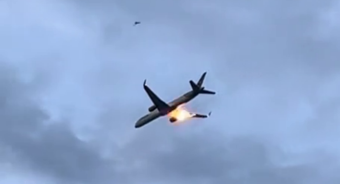Τρόμος σε πτήση από Κέρκυρα: Έπιασε φωτιά ο κινητήρας, η στιγμή των εκρήξεων στον αέρα (ΒΙΝΤΕΟ)