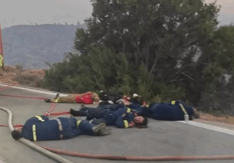 Πυρκαγιά στην Χίο: Ραγίζει καρδιές η φωτογραφία με τους εξαντλημένους πυροσβέστες