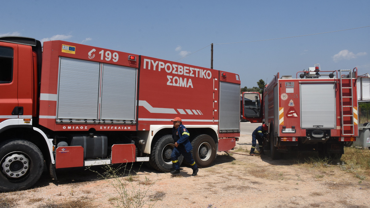 Πάτρα: Αναζωπύρωση της πυρκαγιάς στην περιοχή Μπάλας