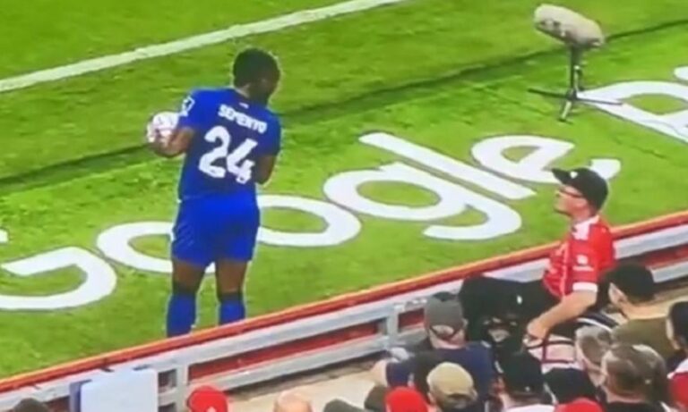 Απομακρύνθηκε αμέσως ο οπαδός της Λίβερπουλ με το αμαξίδιο μετά τη ρατσιστική επίθεση στον Σεμένιο