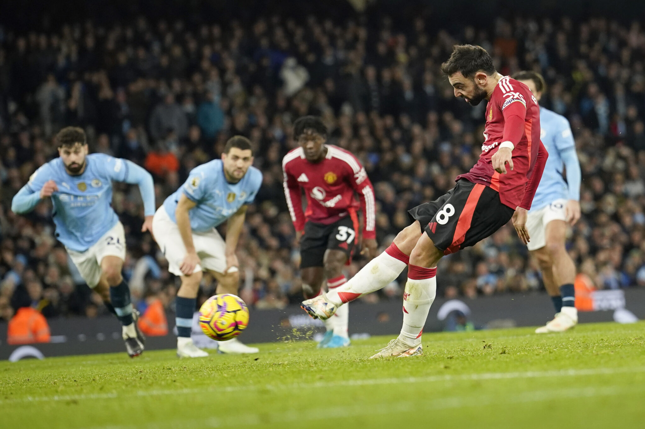 Premier League: Οι δείκτες των ρολογιών σταματούν για το ντέρμπι του Μάντσεστερ