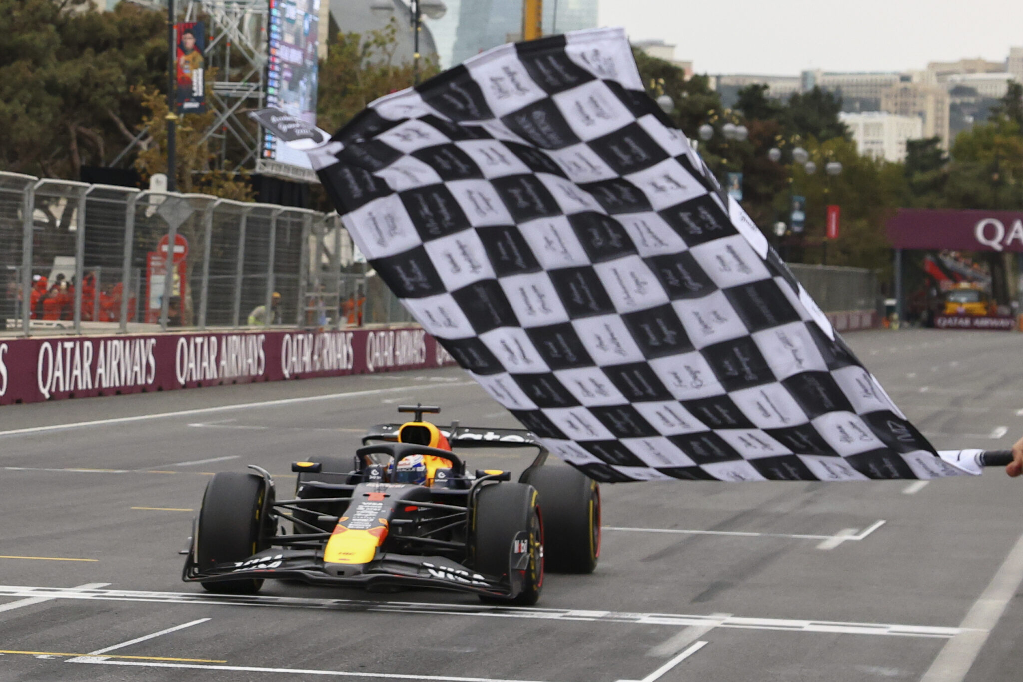 Κυρίαρχος Φερστάπεν στο Αζερμπαϊτζάν, εγκατέλειψε ο Πιάστρι