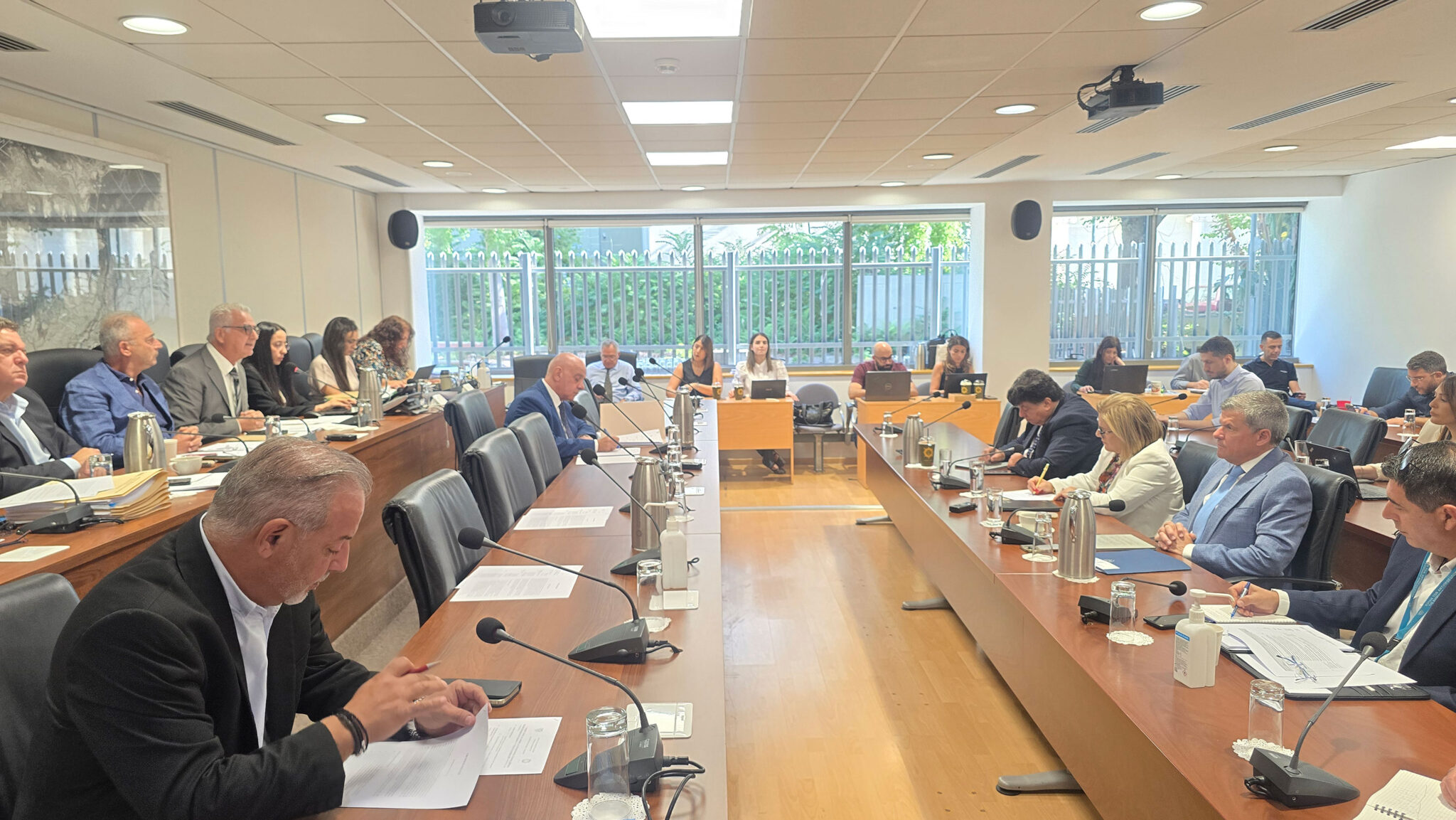 «Φωτιές» για Βασιλικό: Επικίνδυνη η προκήρυξη προσφορών λέει ο Παπαναστασίου, παρελκυστική πολιτική καταγγέλλει ο Χατζηγιάννης