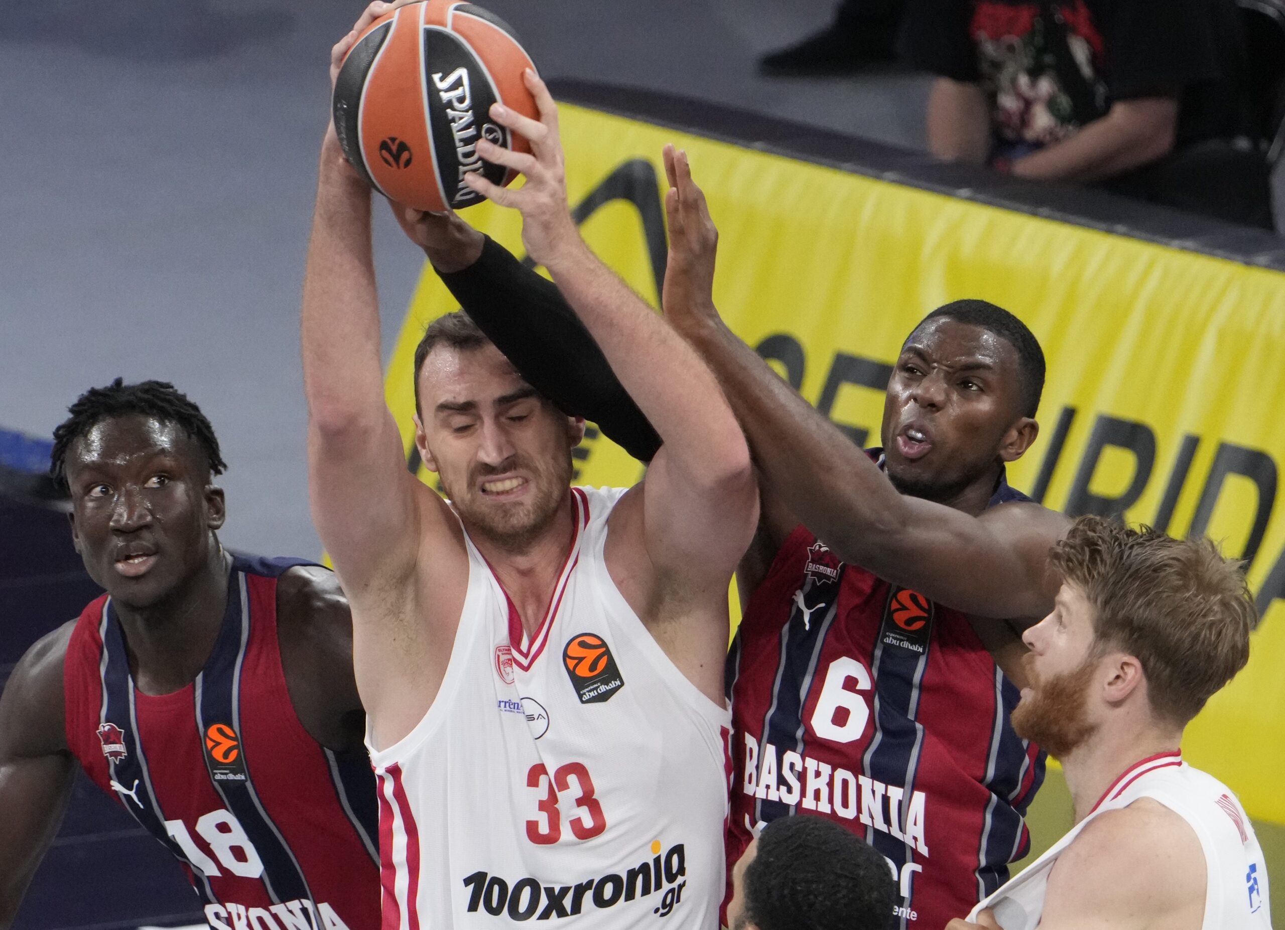 Πήραν στις… πλάτες τους τον Ολυμπιακό οι «παλιοί» και απέδρασαν από τη Βιτόρια