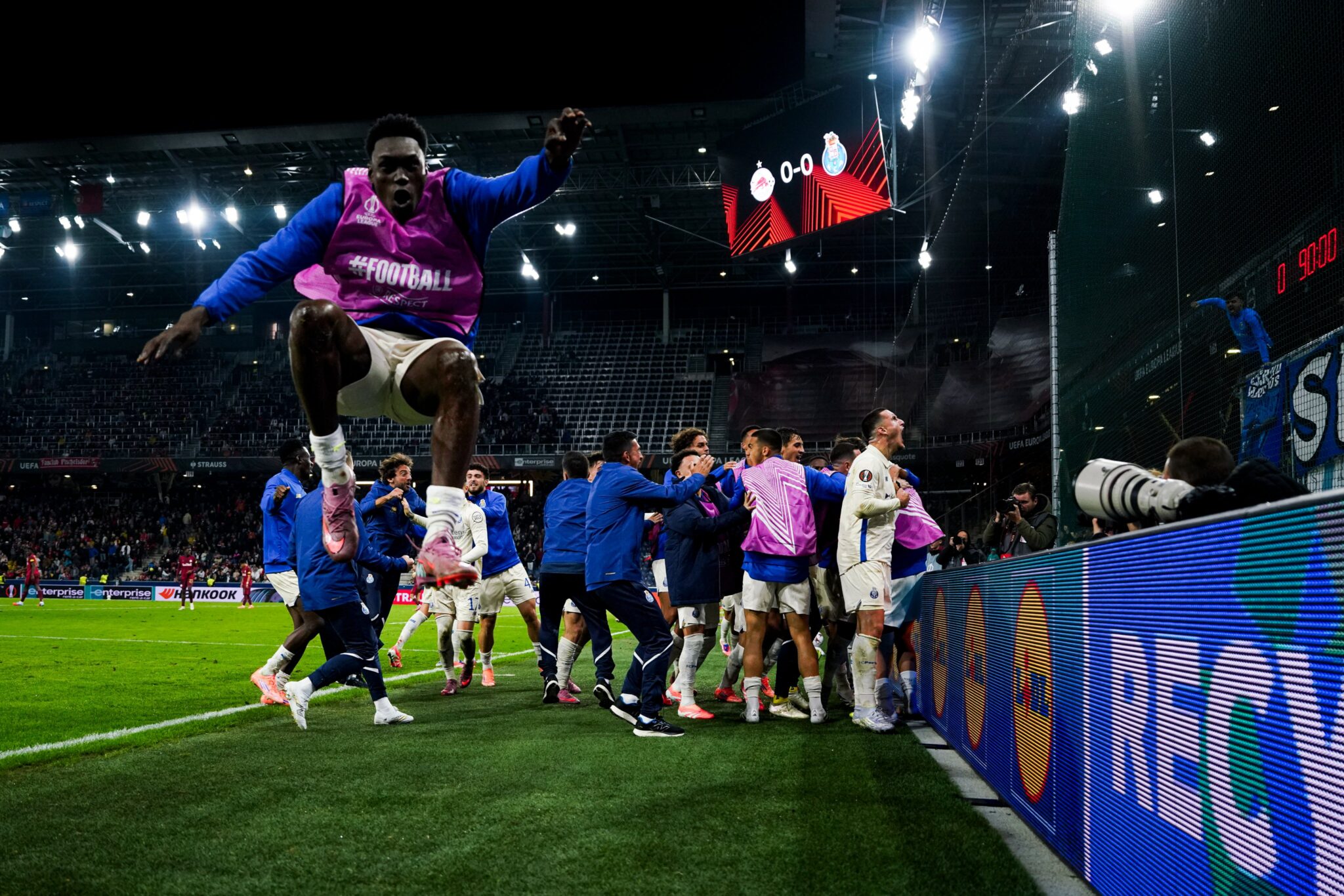 «Άλωσε» την Αυστρία με buzzer beater του Γκόμες η Πόρτο, με… το δεξί Άστον Βίλα, Λιόν και Στουτγκάρδη