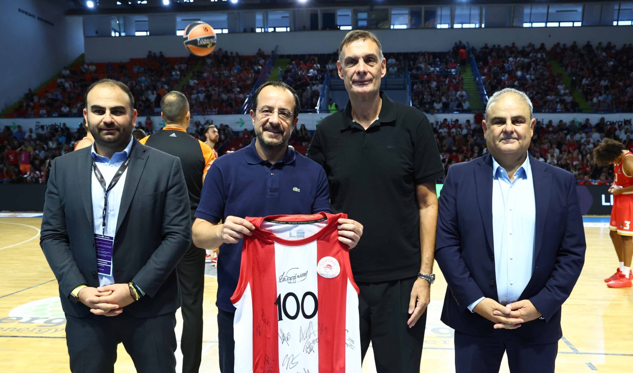 Ο Γιώργος Μπαρτζώκας χάρισε την επετειακή φανέλα του Ολυμπιακού στον ΠτΔ (ΒΙΝΤΕΟ)