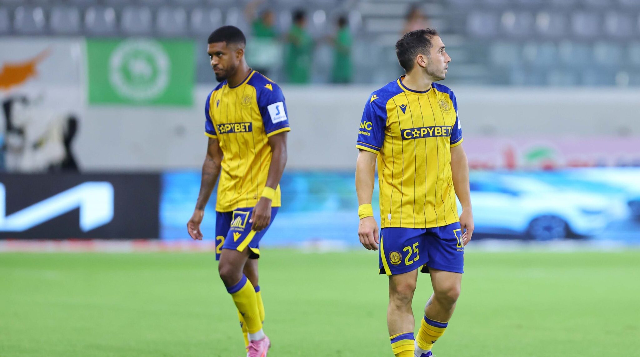 Αποδοκιμασίες από τους ΑΕΛίστες έξω από το «Άλφαμεγα Stadium»  