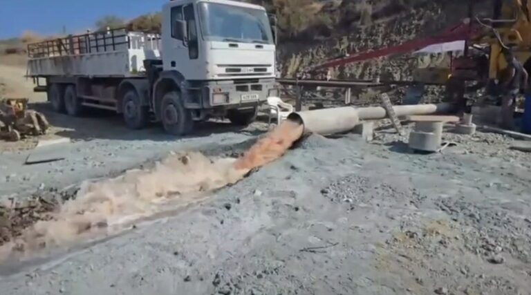 Αγία Μαρίνα: Πλούσια γεώτρηση με άφθονο νερό παραμένει εδώ και δυόμιση μήνες αναξιοποίητη