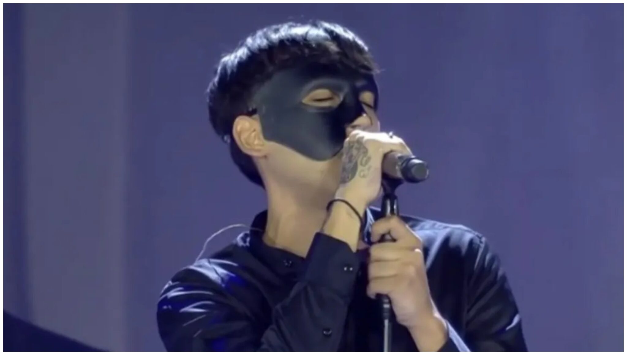Sicario: Ποιος είναι ο τραγουδιστής με τη μάσκα που εμφανίστηκε στη συναυλία για τον Στέλιο Καζαντζίδη;