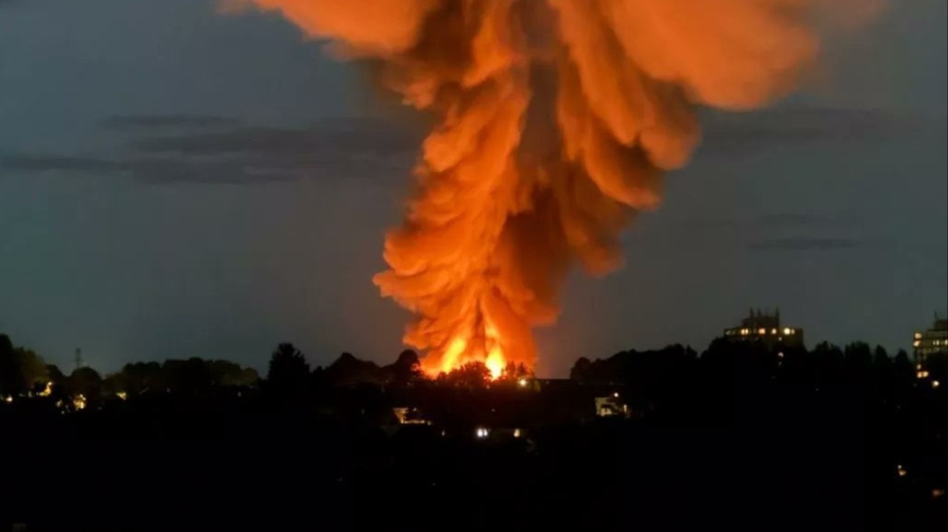 ΒΙΝΤΕΟ: Τεράστια έκρηξη και πυρκαγιά σε βιομηχανική περιοχή της Αγγλίας