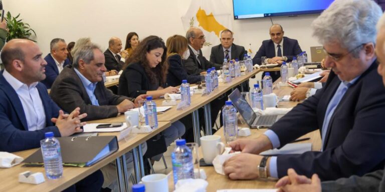 Συνάντηση Υπουργού Εργασίας με εργοδοτικές οργανώσεις για ΑΤΑ (ΒΙΝΤΕΟ)