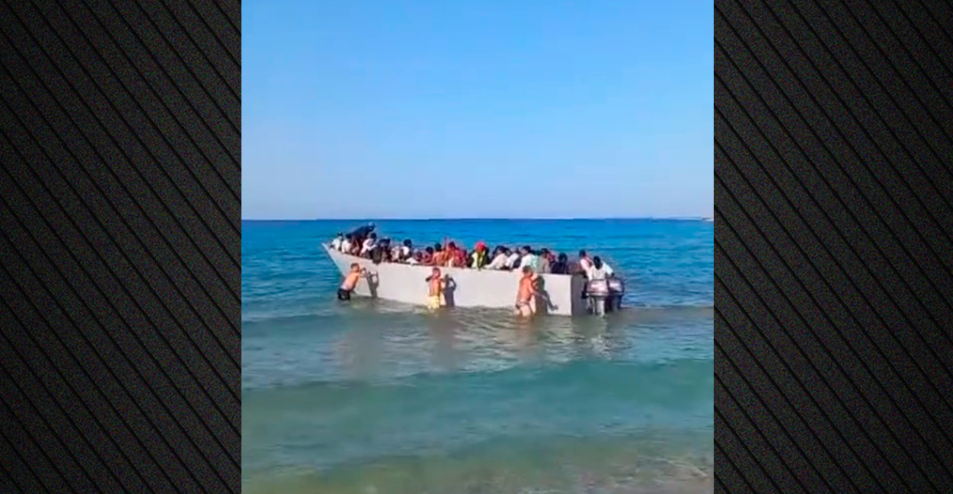 ΒΙΝΤΕΟ: Λουόμενοι στη Γαύρο διώχνουν μετανάστες που φτάνουν στο νησί