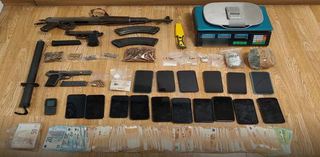 Εξάρθρωσαν κύκλωμα ναρκωτικών με τζίρο €8 εκ. στην Ελλάδα, κατασχέθηκε ένας τόνος κάνναβης και όπλα