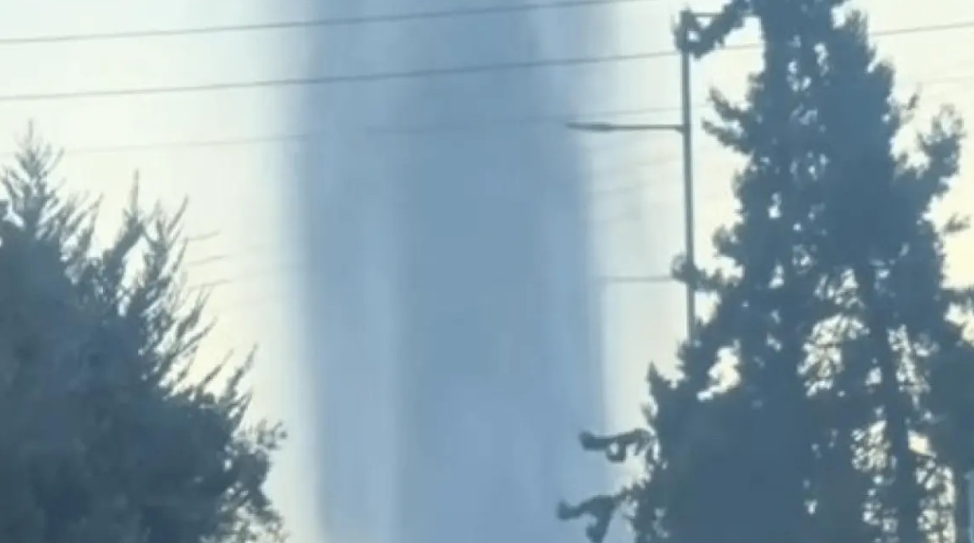 Απίστευτα βίντεο με νερό να εκτοξεύεται μετατρέποντας δρόμους σε ποτάμι στο Κερατσίνι