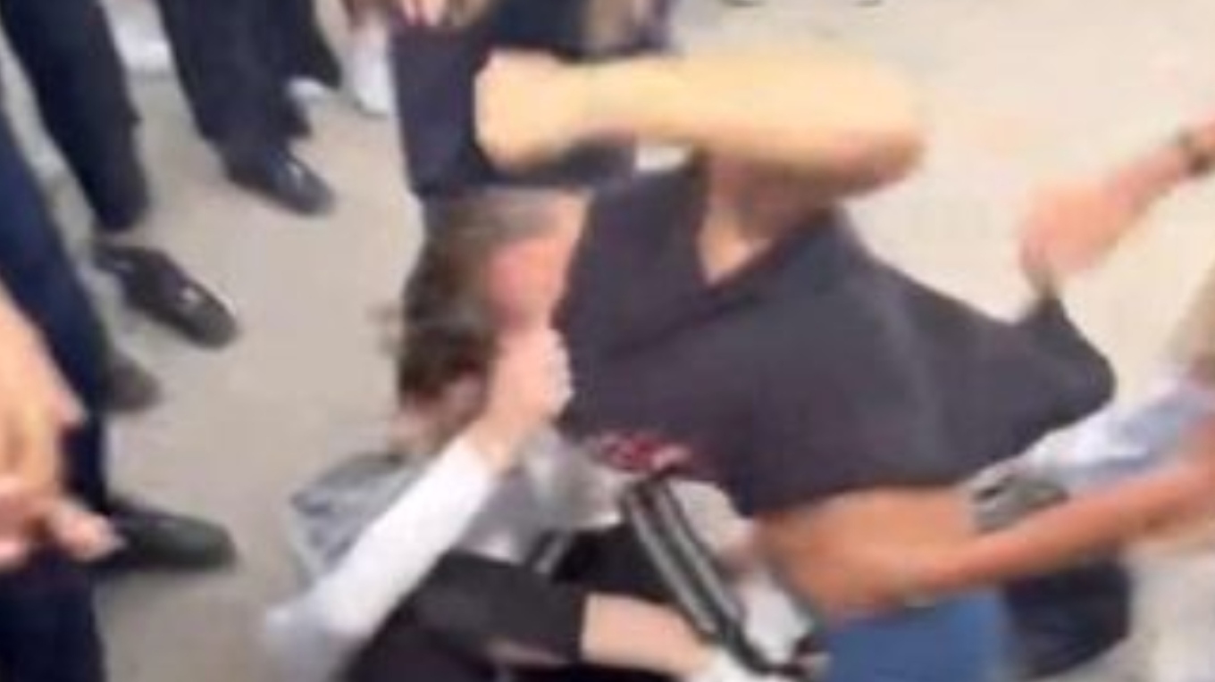 ΒΙΝΤΕΟ: Άγριος ξυλοδαρμός ανάμεσα σε μαθήτριες έξω από σχολείο στην Κω