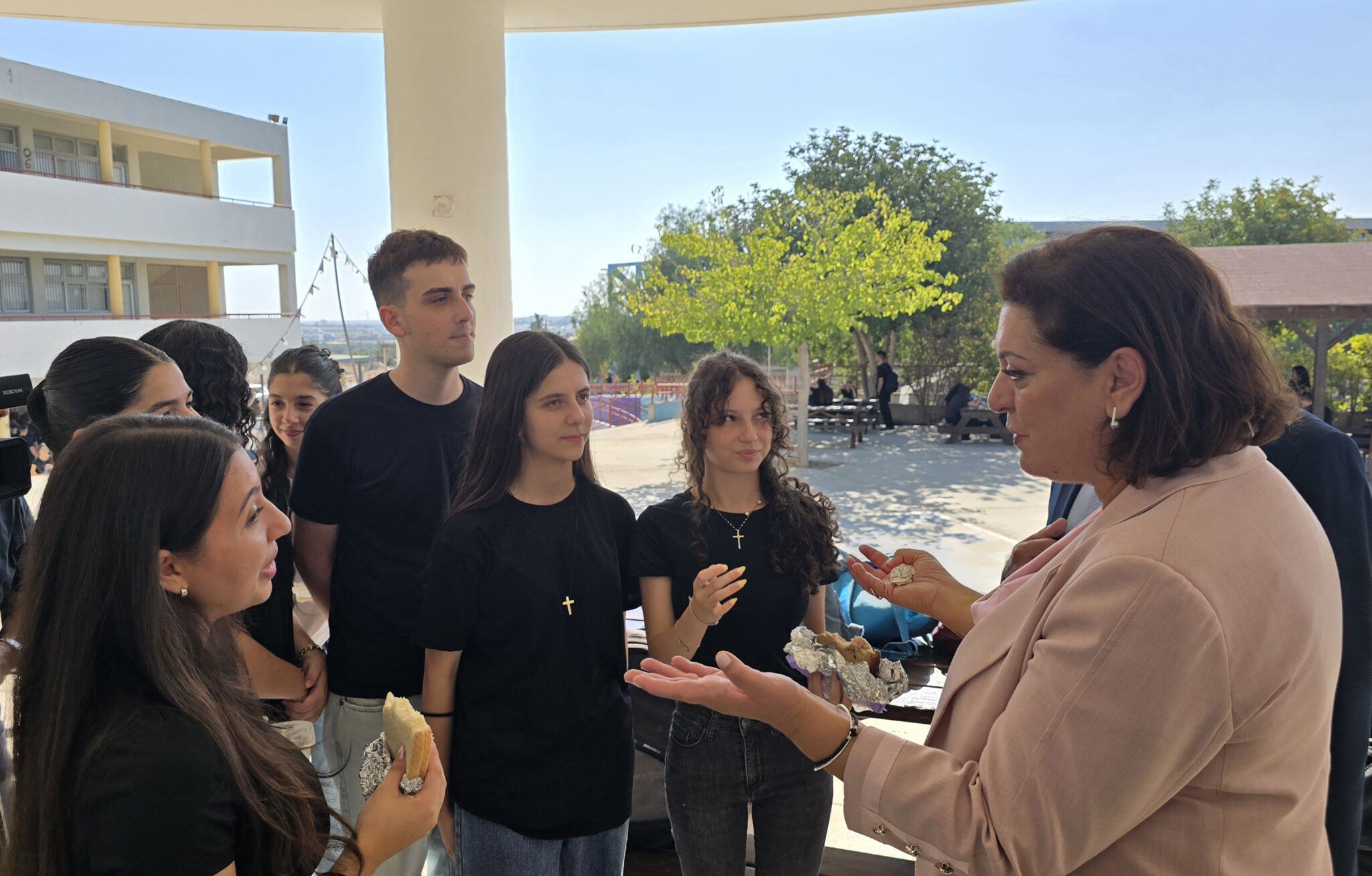 «Πέφτουν σουβάδες, από τύχη δεν έχουμε τραυματισμούς»: Εκτάκτως στο Υπουργείο Παιδείας η ηγεσία των μαθητών