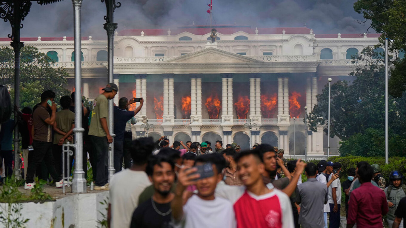 ΒΙΝΤΕΟ: Χάος στο Νεπάλ, διαδηλωτές έκαψαν ζωντανή τη σύζυγο του πρώην πρωθυπουργού