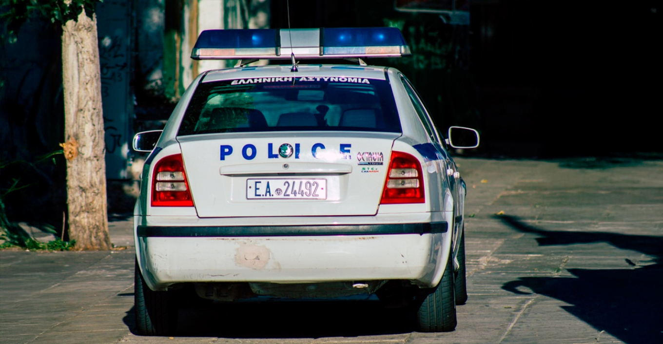 ΦΩΤΟ: Σοκ στην Αττική, αστυνομικοί βρήκαν έμβρυο σε γυάλινο μπουκάλι μέσα σε διαμέρισμα