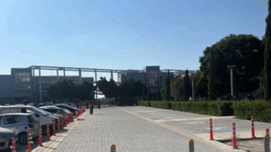 ΦΩΤΟ: Αποκλεισμένα τα parking για ΑμεΑ στο Πανεπιστήμιο Κύπρου, έβαλαν πάσσαλους στην είσοδο