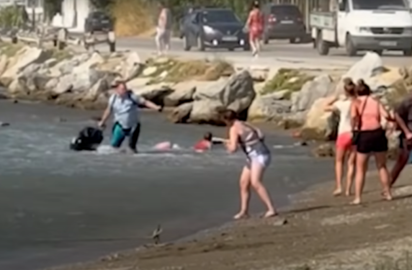 ΒΙΝΤΕΟ: Εκτοξεύθηκαν στη θάλασσα βαλίτσες τουριστών στη Σκιάθο