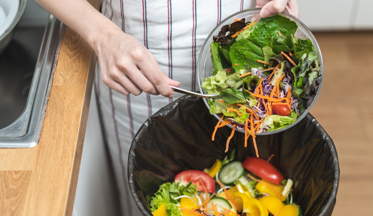 Νέοι κανόνες από την ΕΕ για μείωση σπατάλης υφασμάτων και τροφίμων, τι αλλάζει