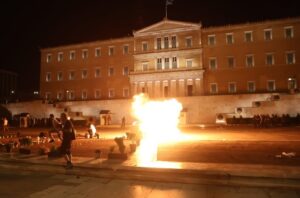 Συγκέντρωση για τα Τέμπη: Επεισόδια στο Σύνταγμα, έριξαν μολότοφ