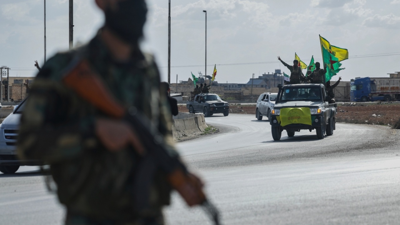 Επτά άμαχοι νεκροί στη Συρία, η de facto κυβέρνηση βομβάρδισε περιοχή των Κούρδων