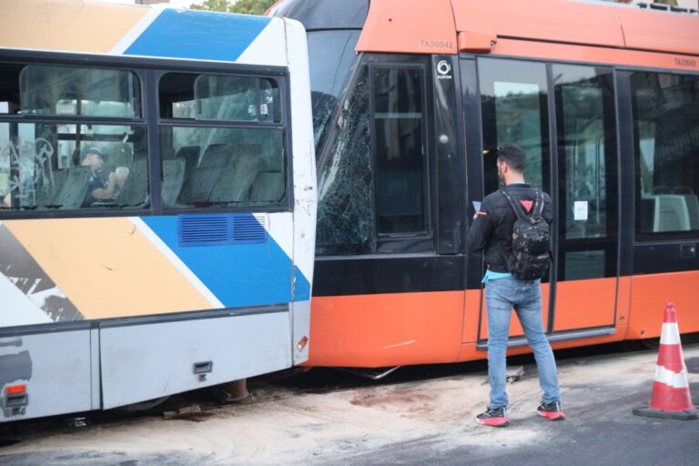 Σύγκρουση λεωφορείου με τραμ στον Πειραιά, 30 τραυματίες