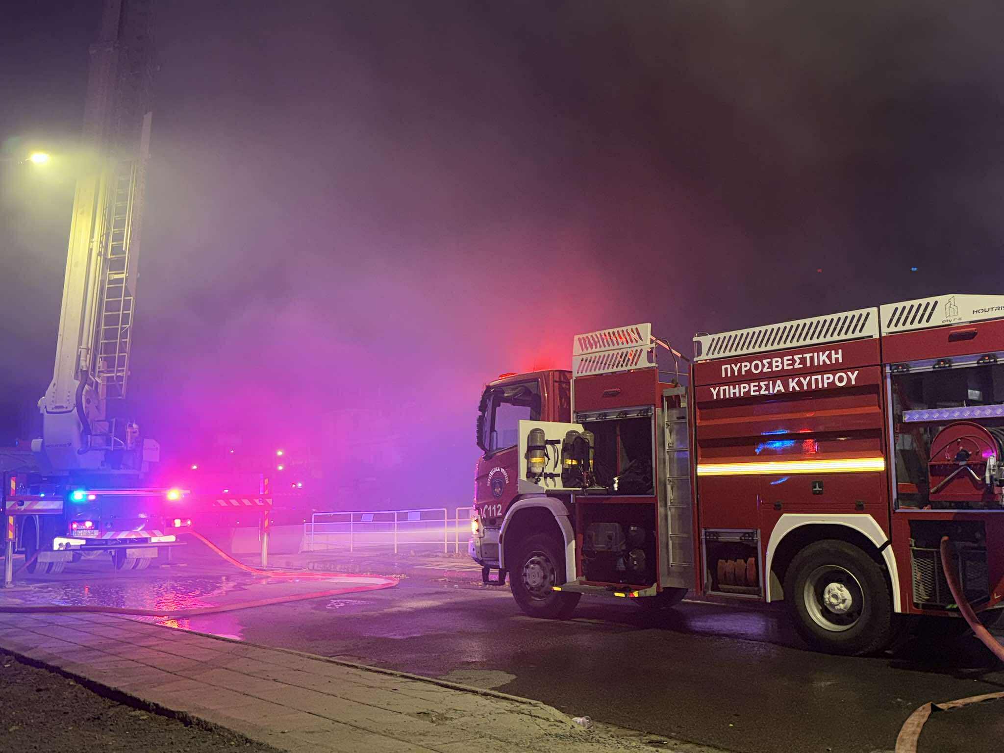 Φωτιά σε κατάστημα ηλεκτρικών: Εκκενώθηκε παρακείμενη πολυκατοικία (ΒΙΝΤΕΟ)