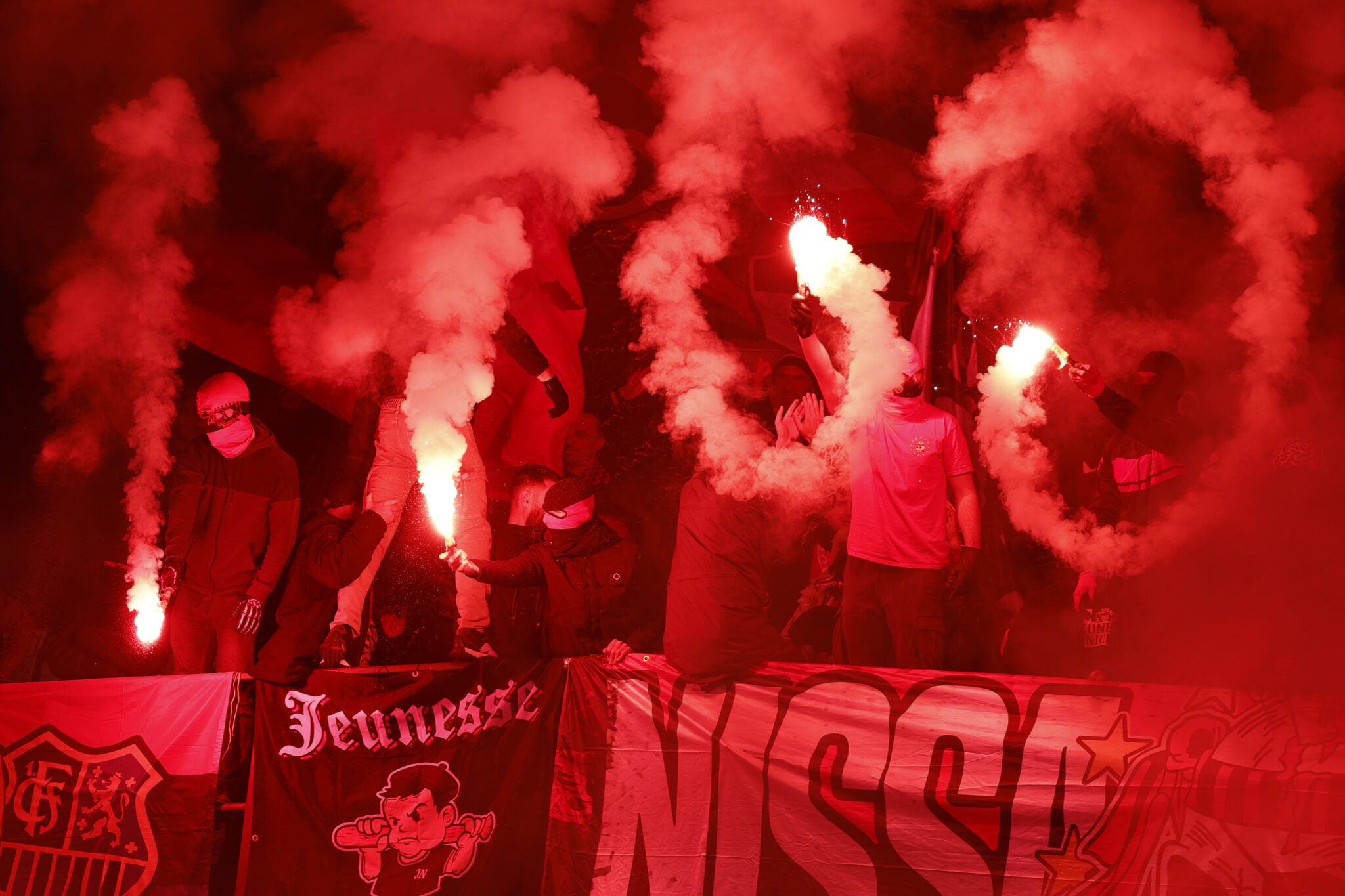 «Καμπάνα» της UEFA στη Νις: Μερικό κλείσιμο γηπέδου για τα καπνογόνα με τη Ρόμα