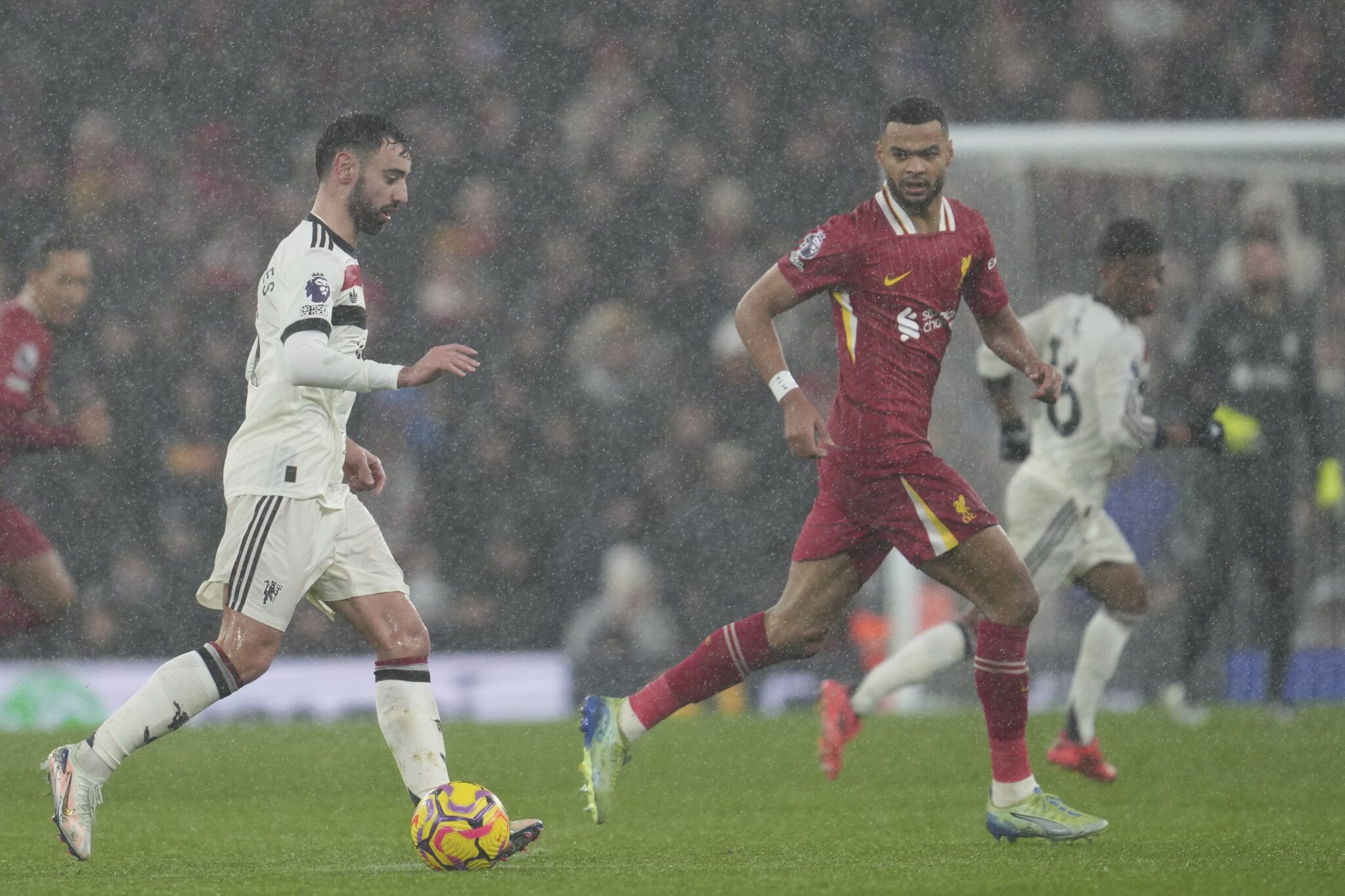 Premier League: «Τιτανομαχία» ανάμεσα σε Λίβερπουλ και Μάντσεστερ Γιουνάιτεντ για το απόλυτο ντέρμπι