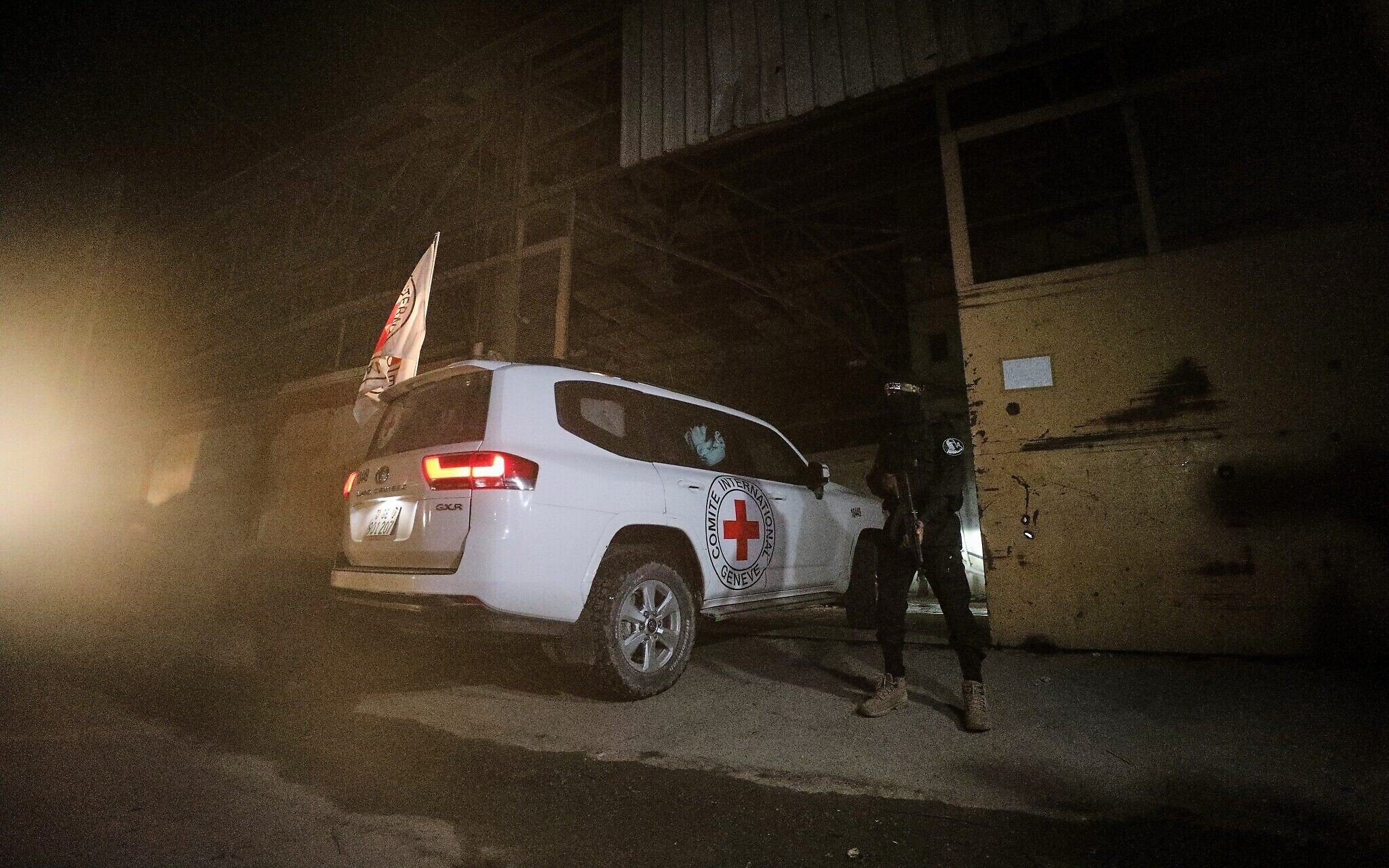 ΦΩΤΟ: Η Χαμάς παρέδωσε στον Ερυθρό Σταυρό τη σορό ακόμη ενός ομήρου