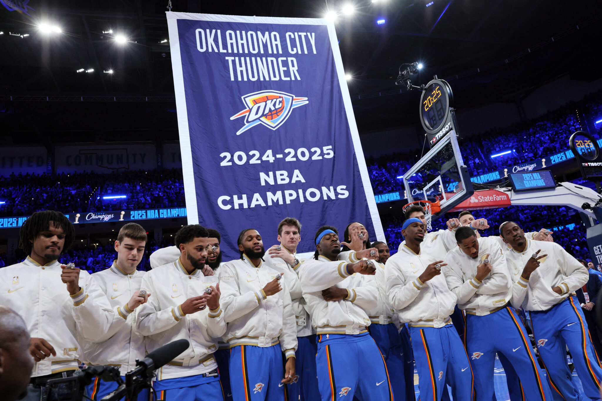Οι Θάντερ παρέλαβαν τα δαχτυλίδια τίτλου στο κατάμεστο γήπεδο της Οκλαχόμα (ΒΙΝΤΕΟ)