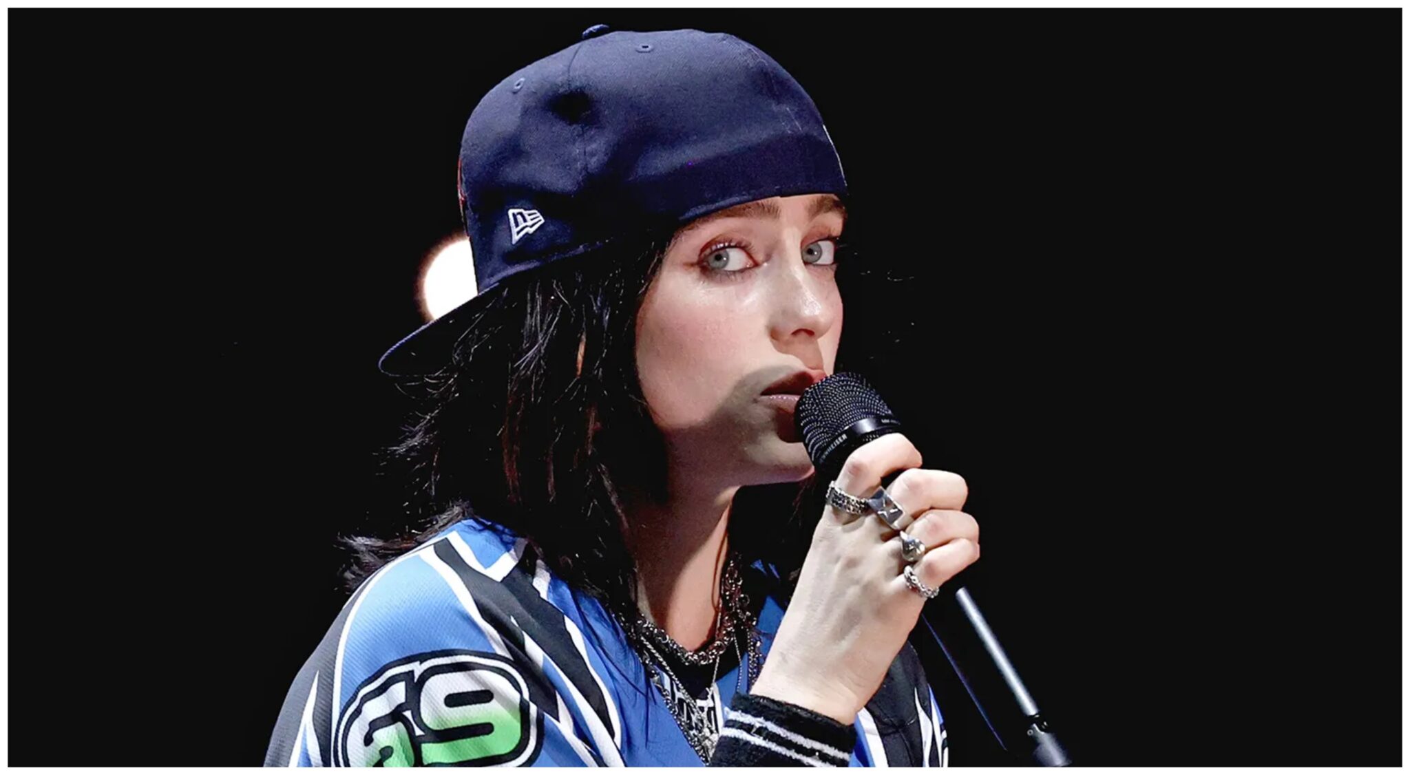 Απρόσμενη επίθεση σε live εμφάνιση της Μπίλι Άιλις – Τι συνέβη; (ΒΙΝΤΕΟ)