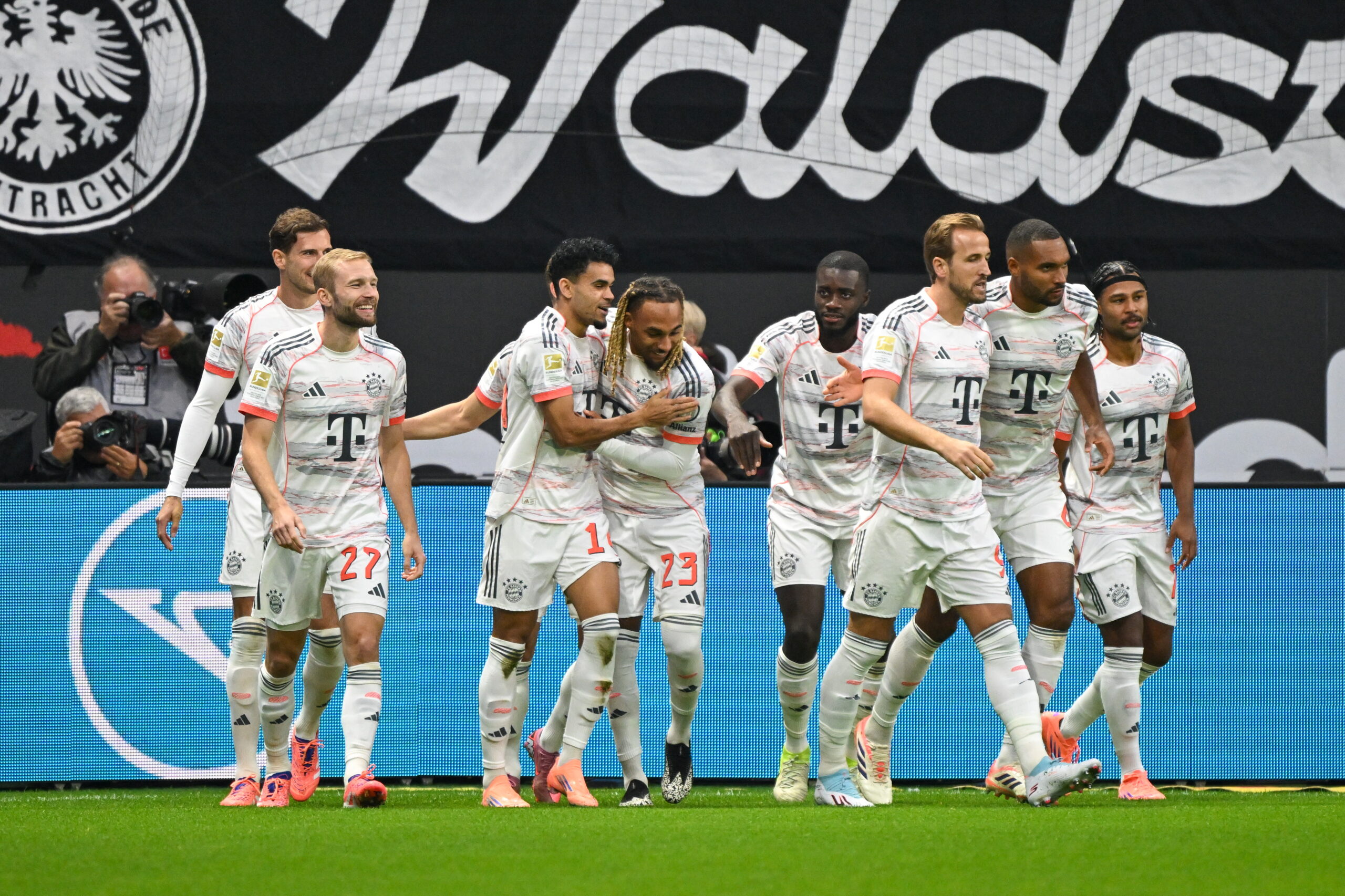 Μπάγερν απ’ τα… αποδυτήρια και ήδη απομακρύνεται απ’ τους διώκτες της