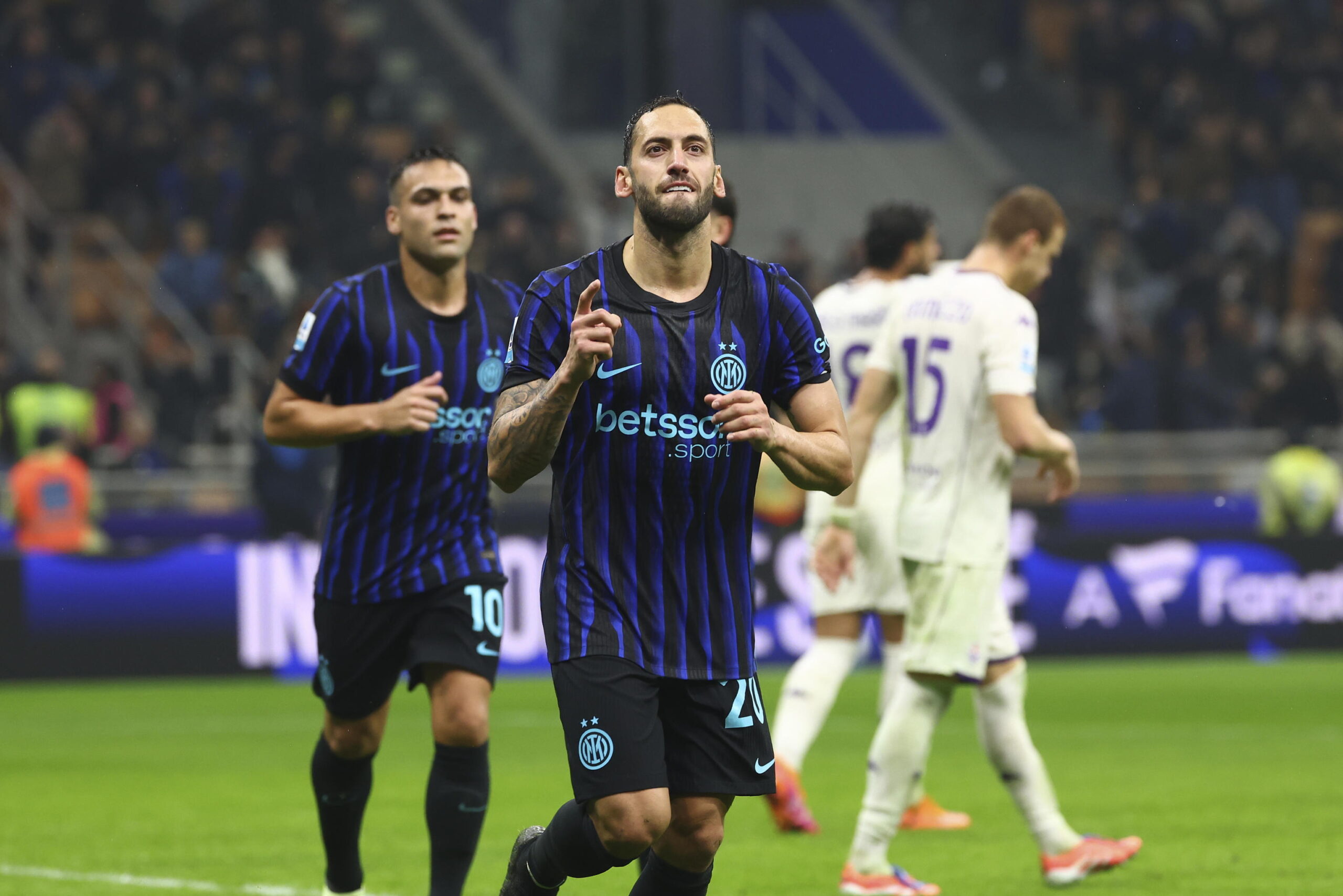 Με μαγείες από Τσαλχάνογλου και Σούτσιτς νίκησε η Ίντερ, φοβερή Κρεμονέζε στη Γένοβα