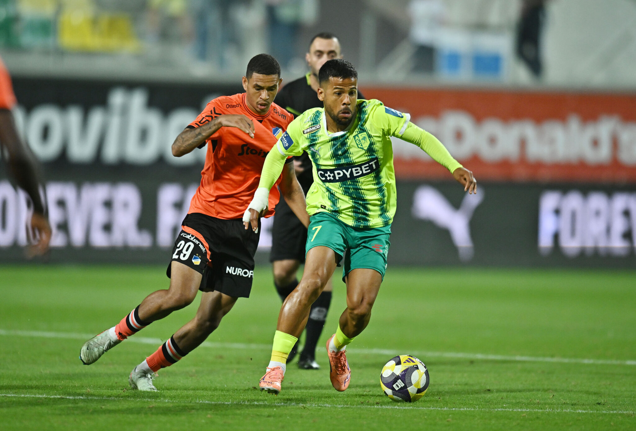 ΑΕΚ και ΑΠΟΕΛ τα βρήκαν στη… μέση στην «Αρένα» (ΒΙΝΤΕΟ)