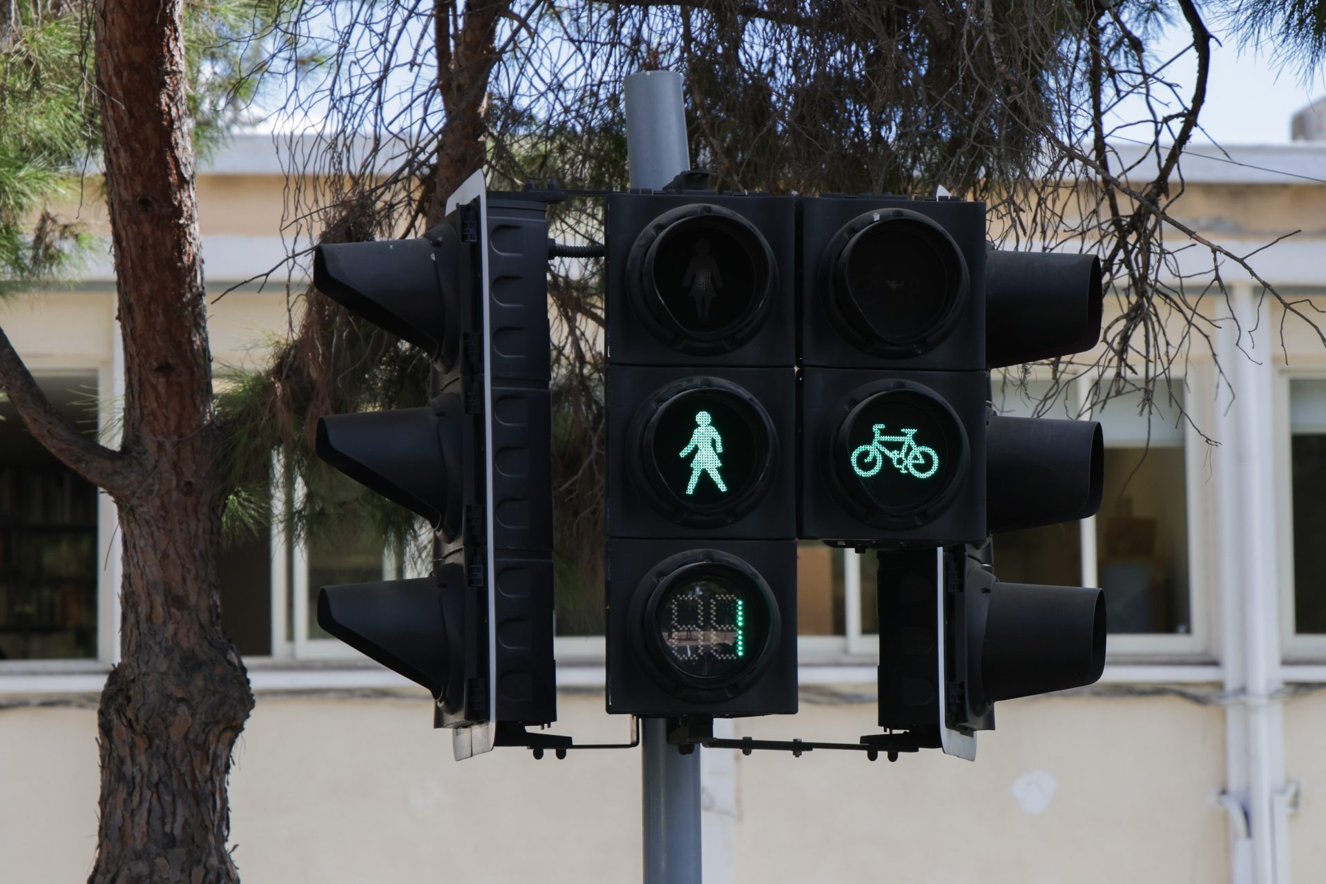 ΦΩΤΟ: Μπήκαν γυναικείες φιγούρες σε φανάρια διάβασης πεζών ΦΩΤΟ: Μπήκαν γυναικείες φιγούρες σε φανάρια διάβασης πεζών
