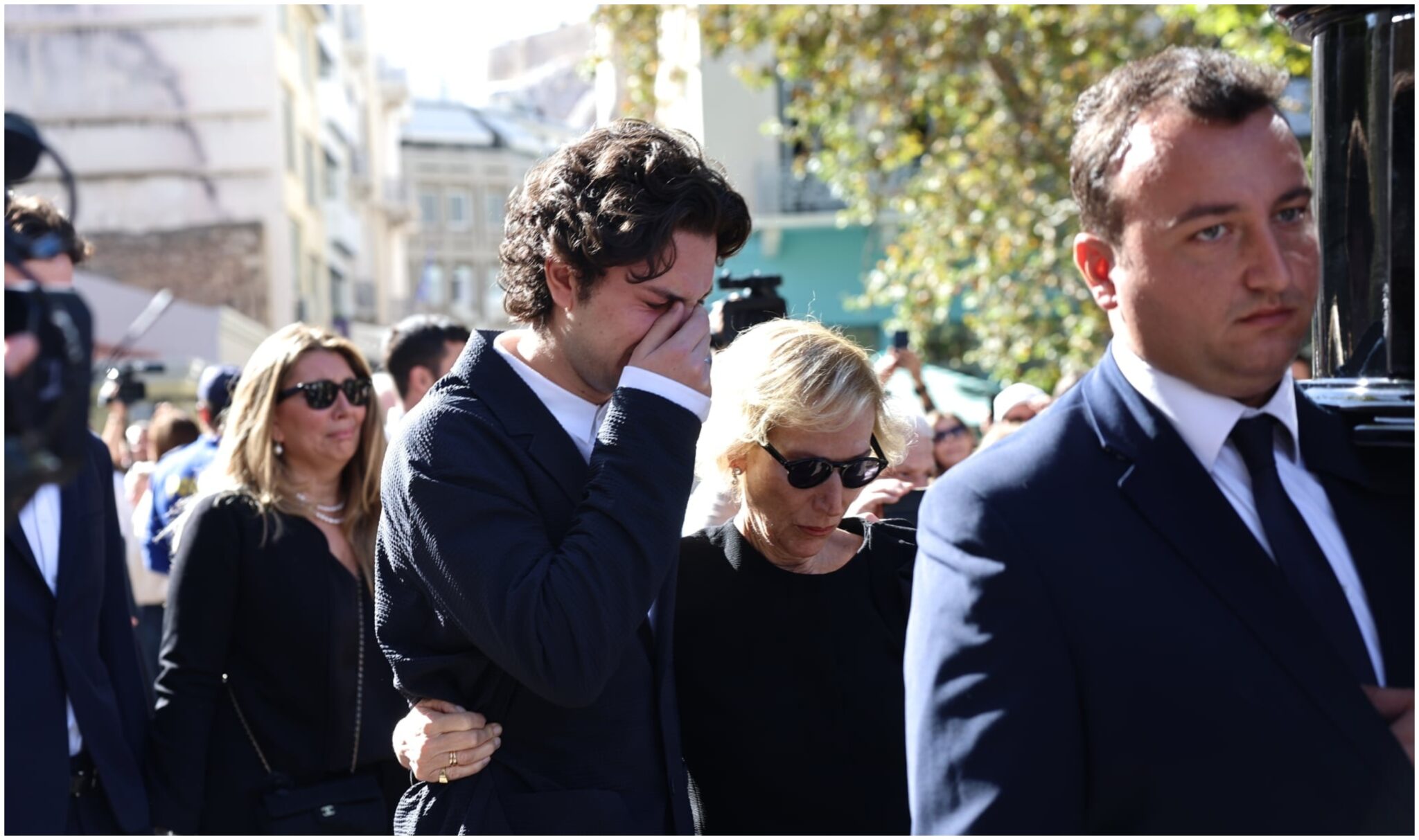 Κηδεία Σαββόπουλου: Συντετριμμένη η οικογένειά του – Με δάκρυα στα μάτια στο τελευταίο “αντίο”