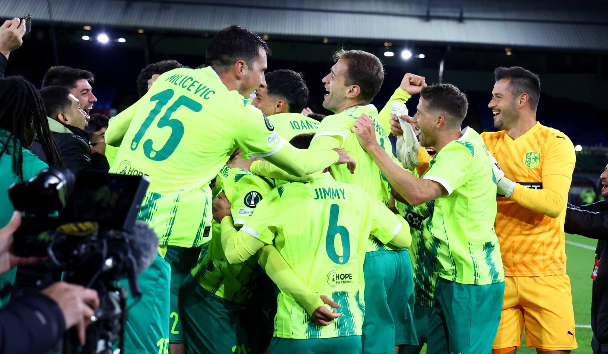 Έγραψε ιστορία η ΑΕΚ στο Λονδίνο – Πήρε… άριστα ο Ιδιάκεθ, αξεπέραστος ο Αλομέροβιτς και αγωνία για Τσακόν