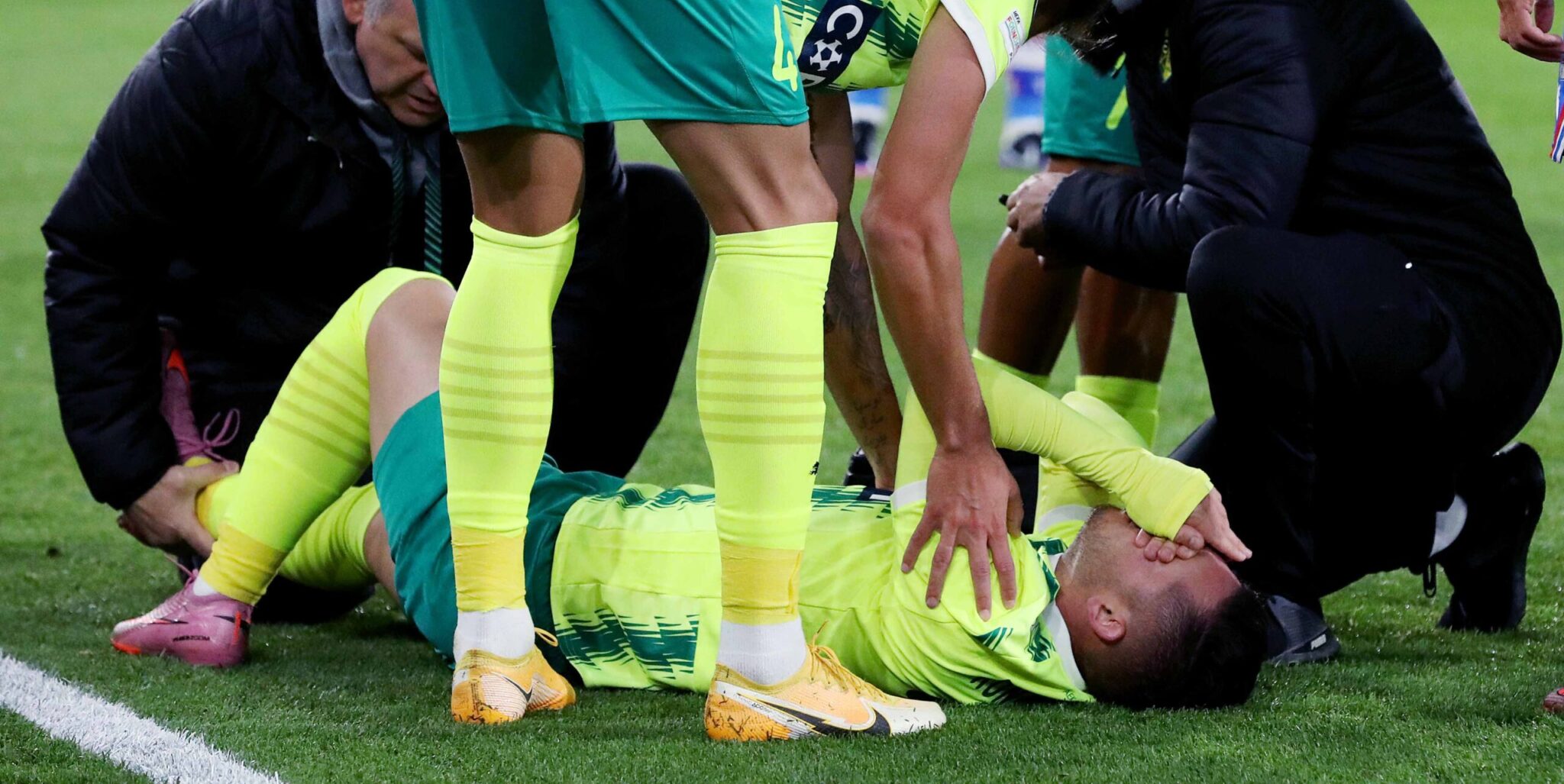 Τεράστια ανησυχία στην ΑΕΚ, αποχώρησε με φορείο ο Τσακόν