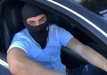 ΒΙΝΤΕΟ: Πήγε με μάσκα ληστή και ανακοίνωσε υποψηφιότητα με το κόμμα του Φειδία